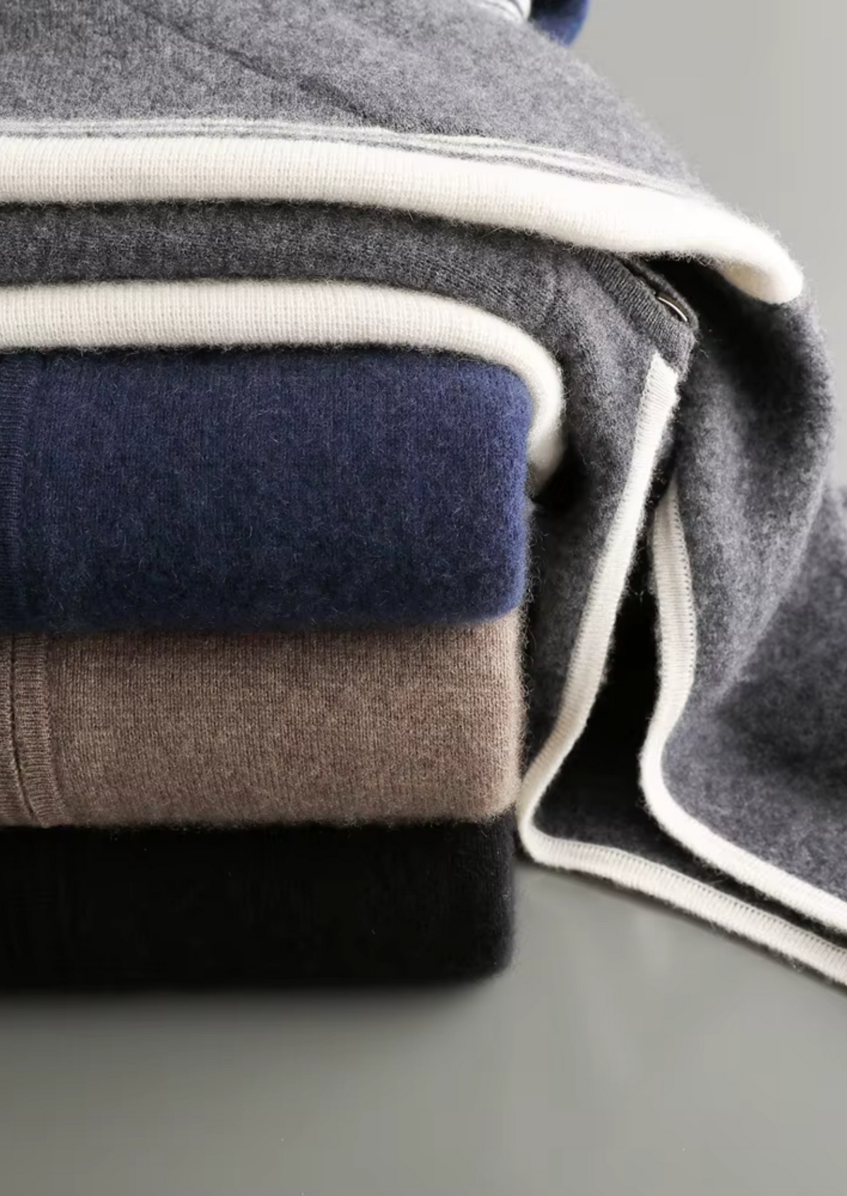 Pure Extra-Fine Merino Wool Black Damien Set | Solmar