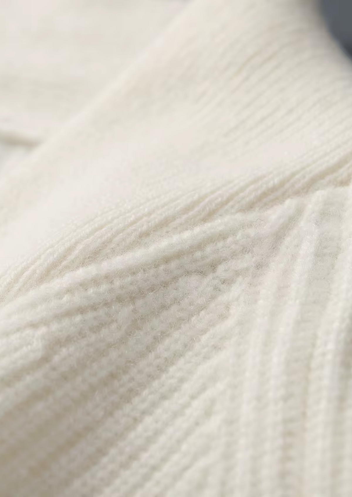 Premium Cashmere Ribbed V-Neck Sweater | Solmar