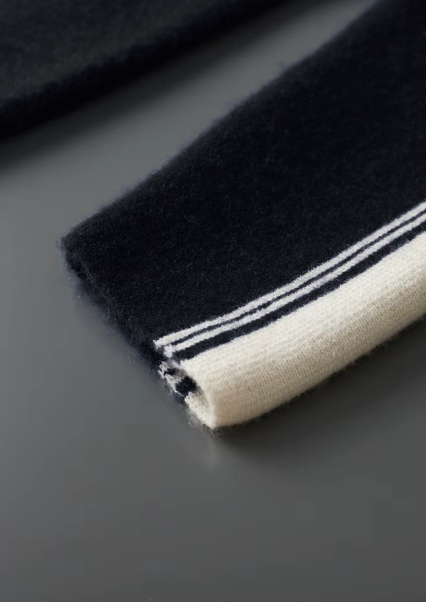 Pure Extra-Fine Merino Wool Black Damien Set | Solmar