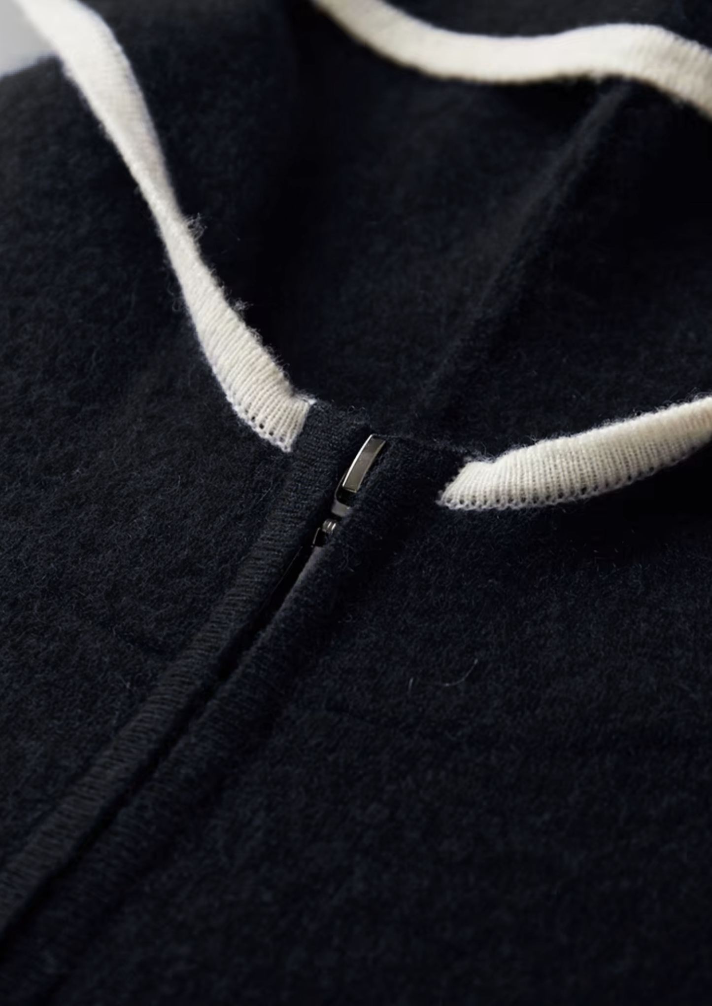 Pure Extra-Fine Merino Wool Black Damien Set | Solmar