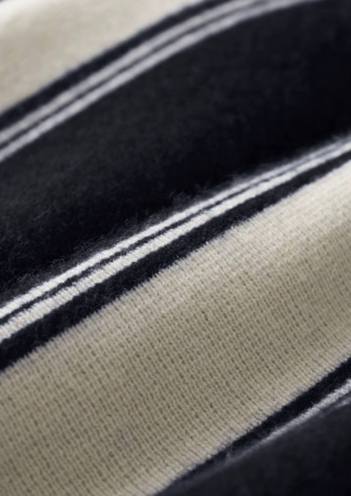 Pure Extra-Fine Merino Wool Black Damien Set | Solmar